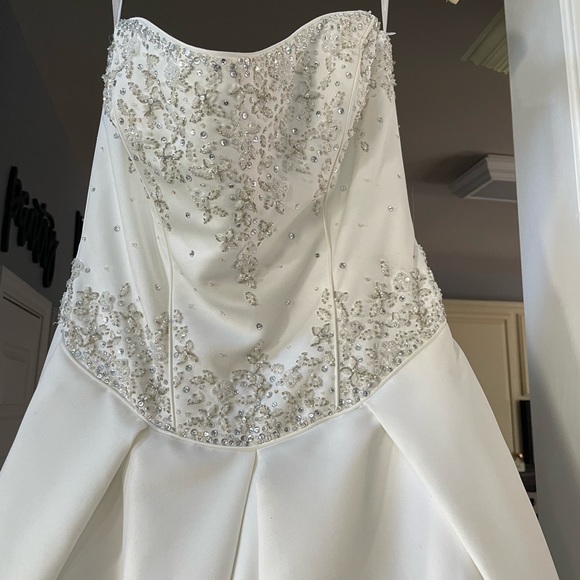 Forever Young wedding dress. - Picture 3 of 6